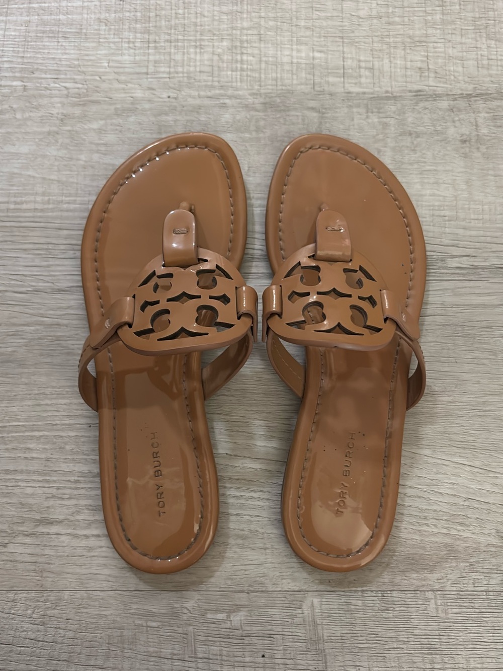 Tory Burch Patent Leather Logo Thong Sandals - Cognac
